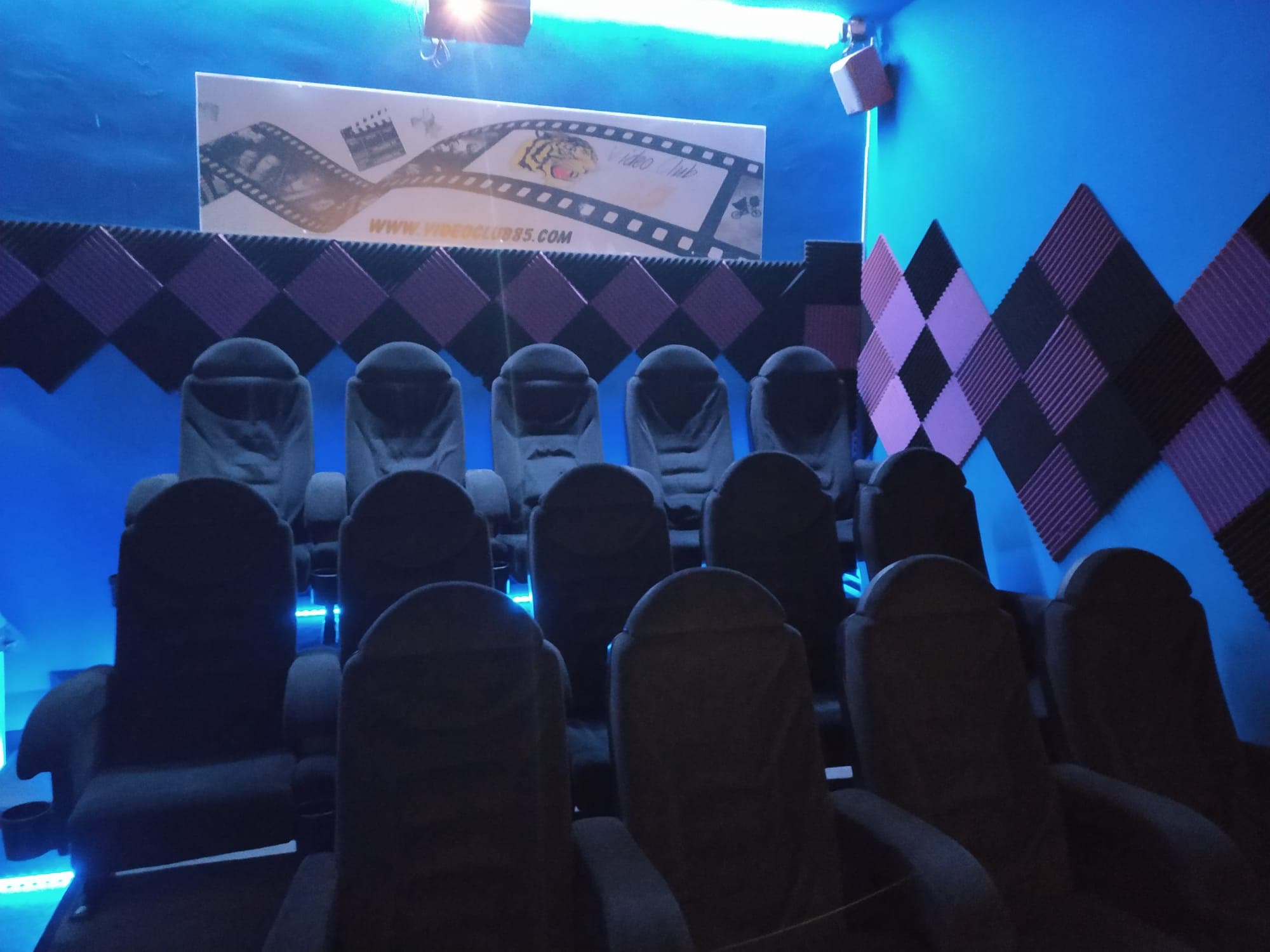 Sala de proyección de Videoclub 85 en Gijón